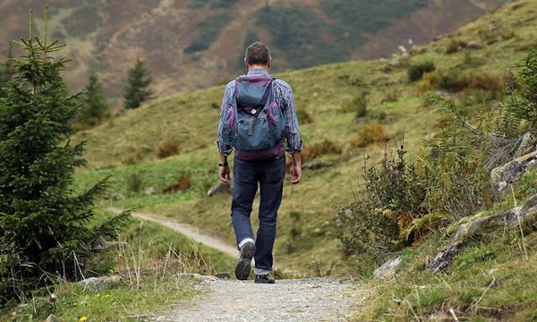 Quels sont les conseils pour une randonnée en toute sécurité dans les montagnes du Caucase, Géorgie?